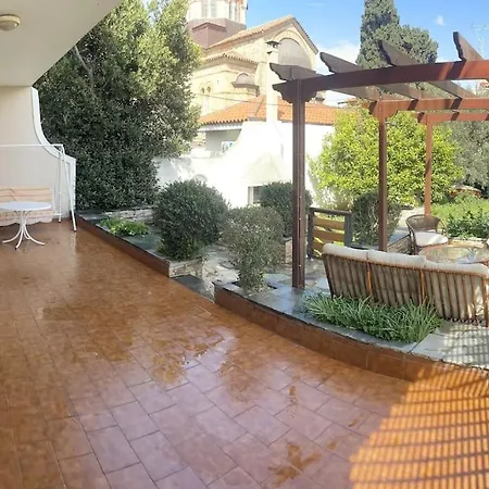 Maria's Apartment, Apartament *