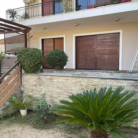 Maria's Apartment, * Selianítika