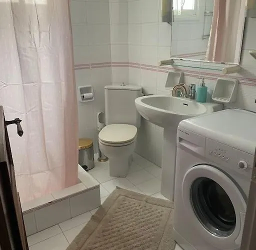 Maria's Apartment, Selianítika